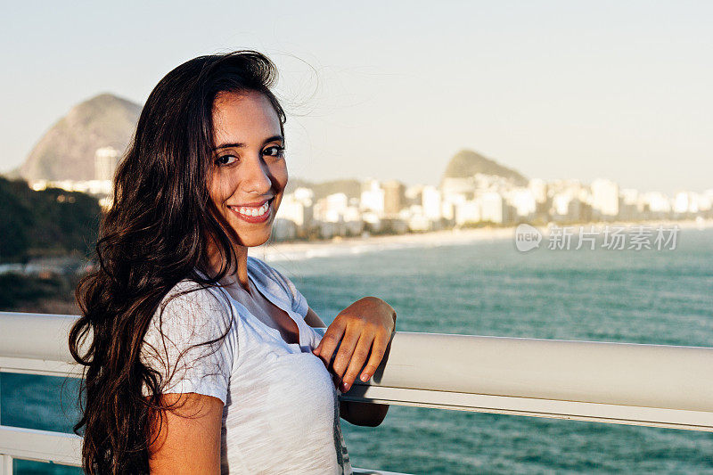 美丽的年轻巴西女人在里约热内卢de Janeiro